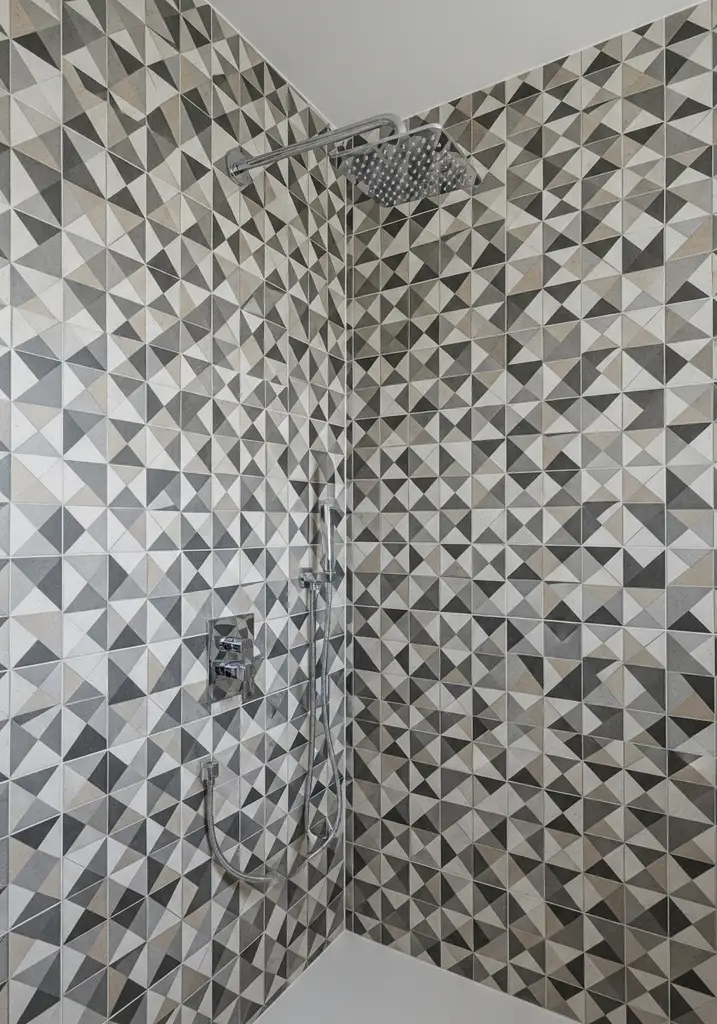 Shower wall with geometric patterned ceramic tiles